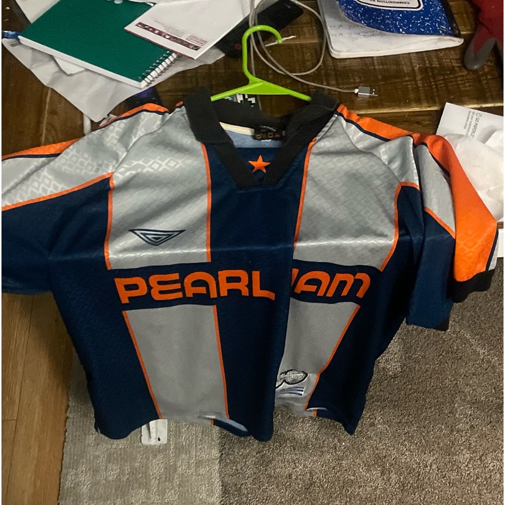 Selling a vintage Pearl Jam Shirt